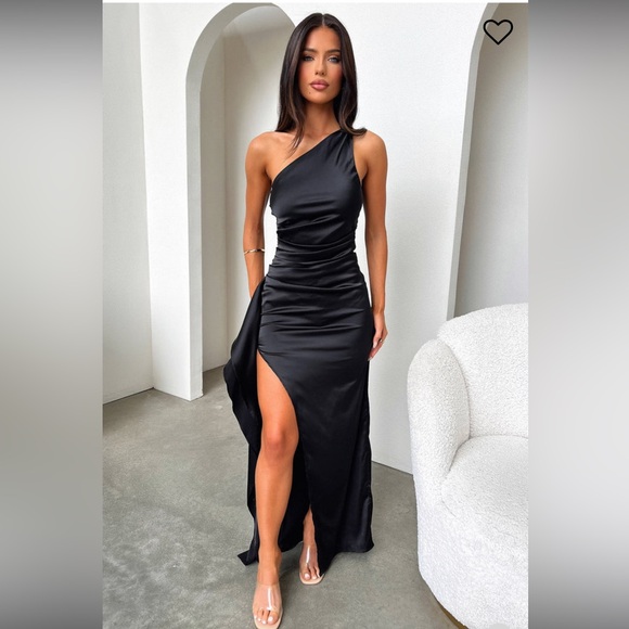 Dresses & Skirts - NWT Black formal dress